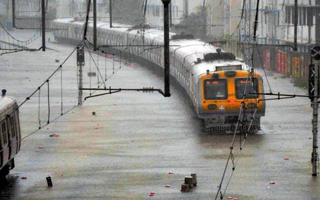 Thundershowers lash Mumbai, likely to continue till Sunday