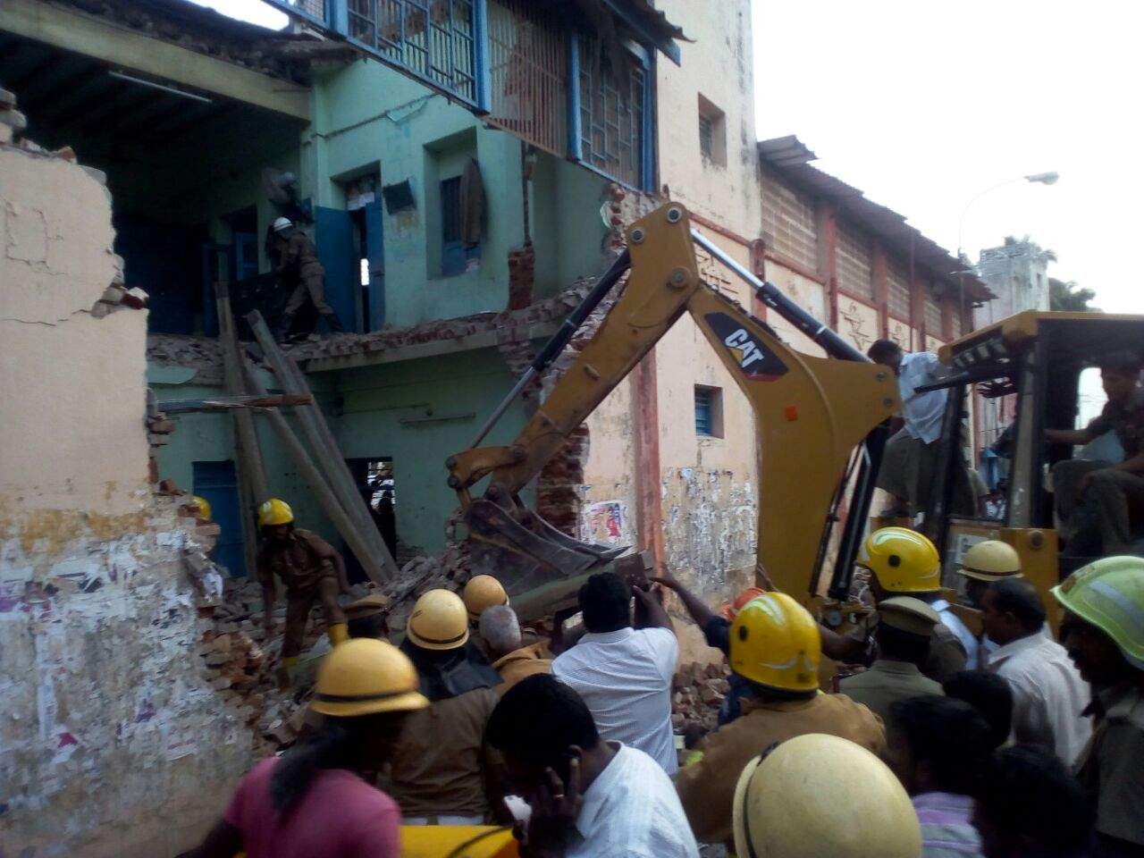 8 Killed, Including TN Transport Drivers & Conductor In Roof Collapse