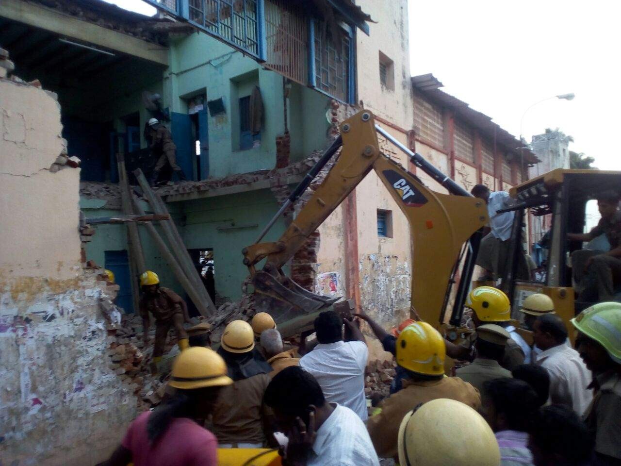8 Killed, Including TN Transport Drivers & Conductor In Roof Collapse 8 Killed, Including TN Transport Drivers & Conductor In Roof Collapse
