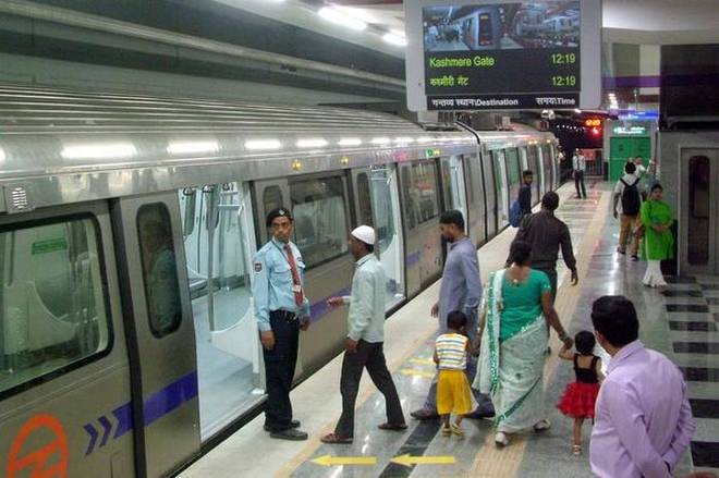 Mobile phone catches fire at Delhi metro station Mobile phone catches fire at Delhi metro station