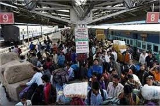 6 lc people descended on New Delhi stn per day this festive season: Railways 6 lc people descended on New Delhi stn per day this festive season: Railways