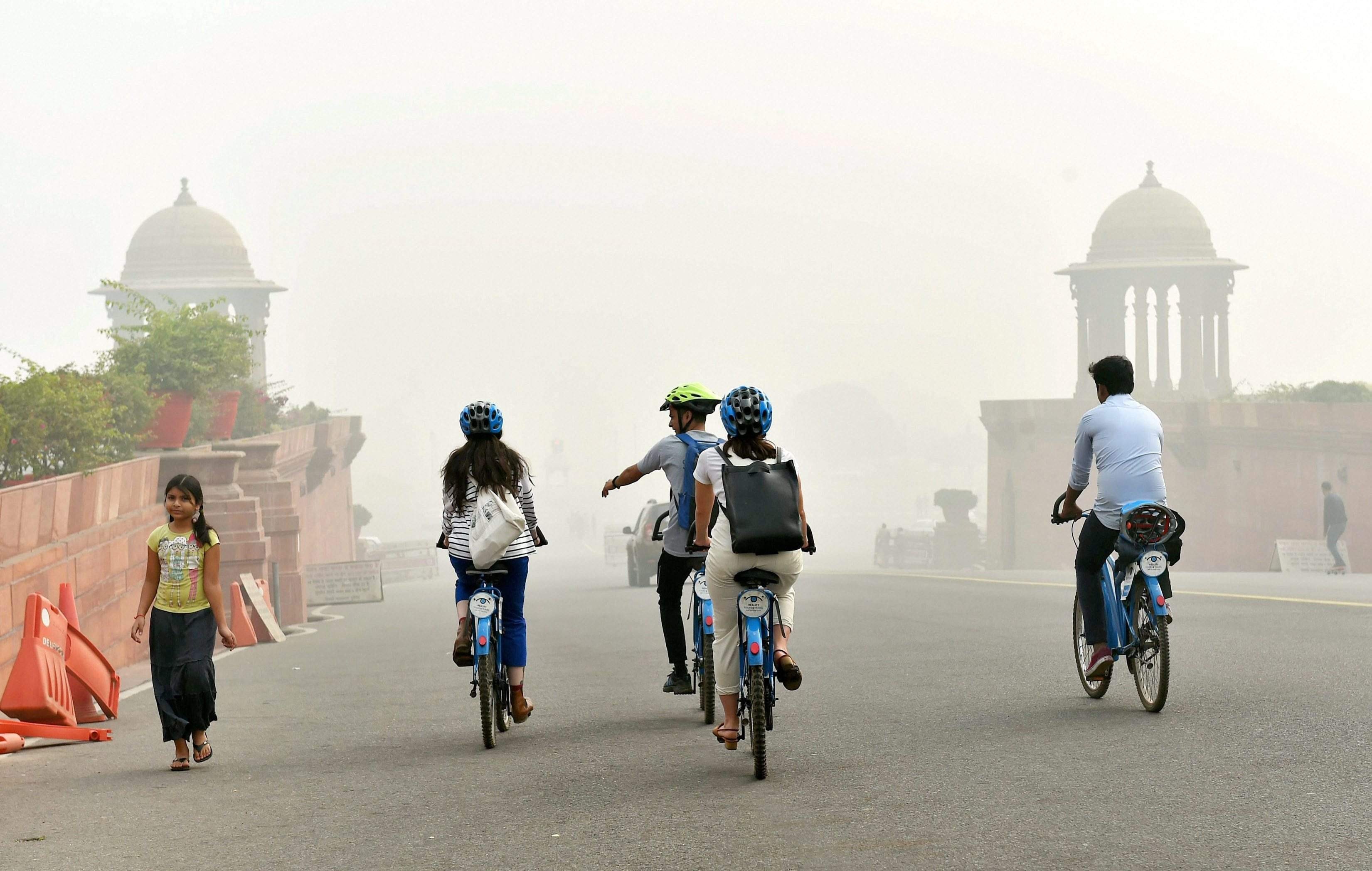Residents Continue To Struggle As Smog Surrounds Delhi; Government To… Residents Continue To Struggle As Smog Surrounds Delhi; Government To…