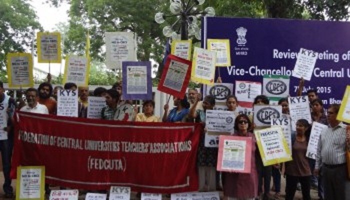DU Teachers Stage Protest Outside VC’s Office DU Teachers Stage Protest Outside VC’s Office