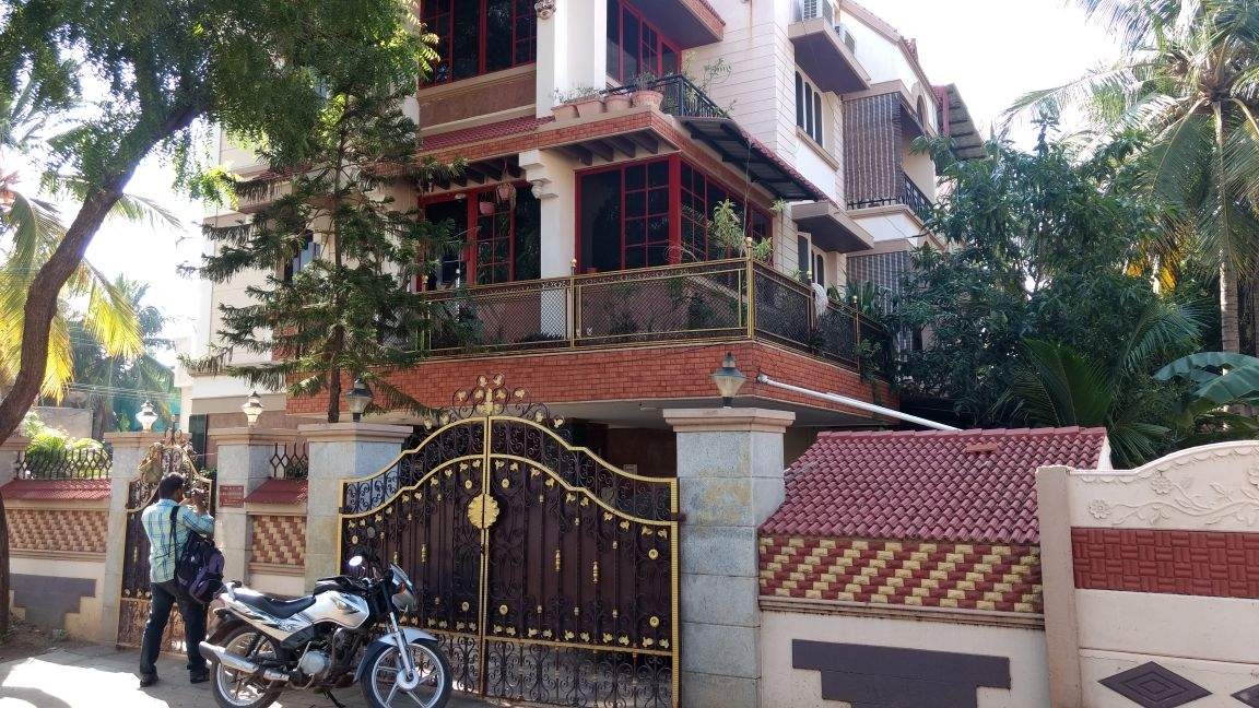 Raids On VK Sasikala’s Family, Associates And Businesses Underway Continue On Day 2 Raids On VK Sasikala’s Family, Associates And Businesses Underway Continue On Day 2