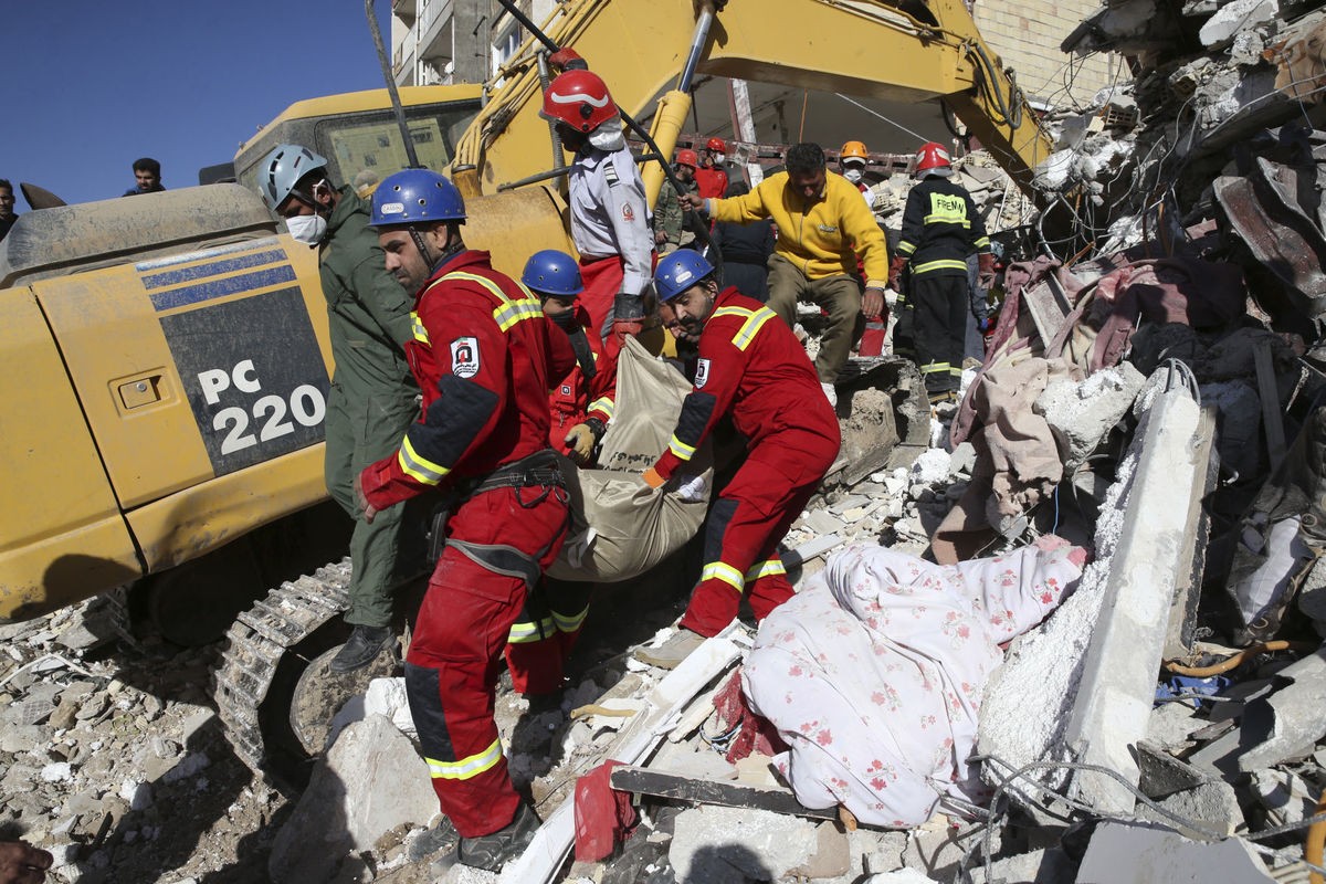 Rescuers Search Debris After Iran-Iraq Quake Kills Over 530 Rescuers Search Debris After Iran-Iraq Quake Kills Over 530