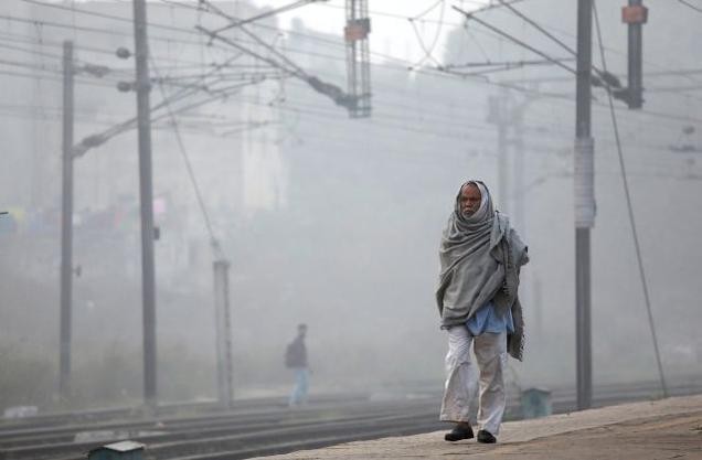 Smog continues in Delhi, 10 trains cancelled Smog continues in Delhi, 10 trains cancelled