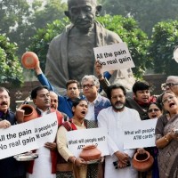 Cong workers in Karnataka stage protest against note ban