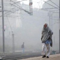 Smog continues in Delhi, 10 trains cancelled