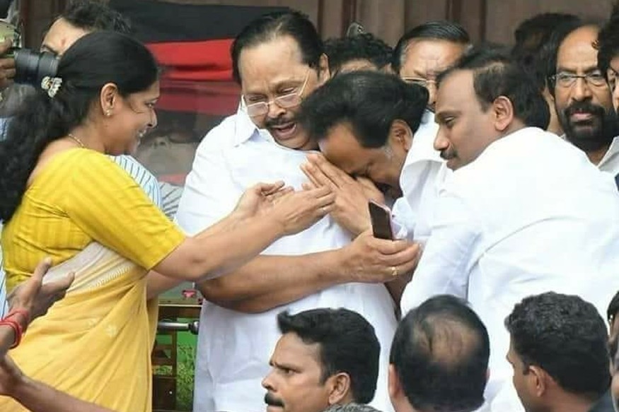 MK Stalin broke down on hearing that the Madras High Court has Allowing Karunanidhi Burial at Marina MK Stalin broke down on hearing that the Madras High Court has Allowing Karunanidhi Burial at Marina