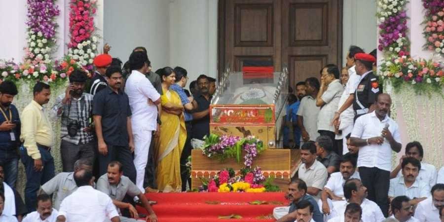 Police Lati Charge at DMK Karunanidhi Mortal in Rajaji Hall Police Lati Charge at DMK Karunanidhi Mortal in Rajaji Hall