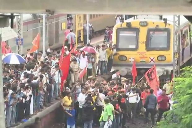 40 Buses Torched, Stones Pelted in Pune as Maratha Quota Fire Burns Again 40 Buses Torched, Stones Pelted in Pune as Maratha Quota Fire Burns Again