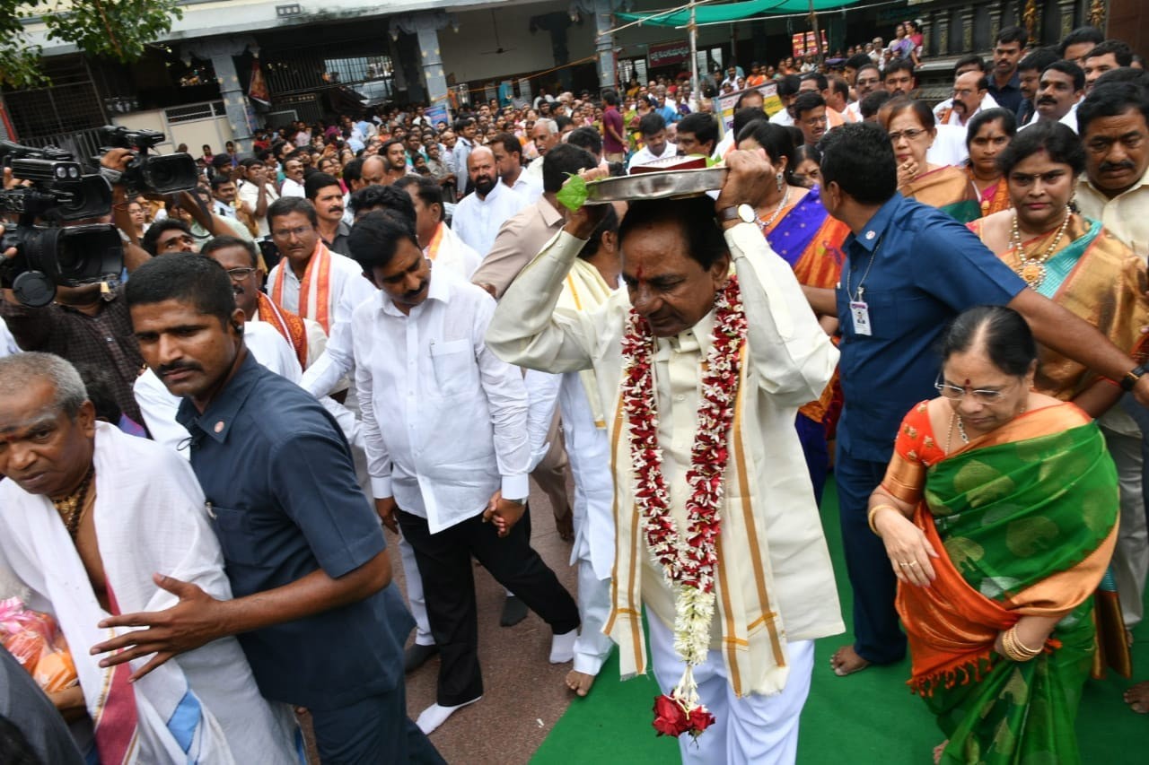 KCR honors vow at Kanaka Durga Temple KCR honors vow at Kanaka Durga Temple