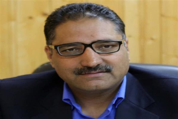 Hundreds bid farewell to slain journalist Shujaat Bukhari, editor of 'Rising Kashmir'. Hundreds bid farewell to slain journalist Shujaat Bukhari, editor of 'Rising Kashmir'.