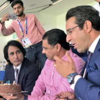 Pakistanis get angry over cake-cutting,Waqar Younis apologizes