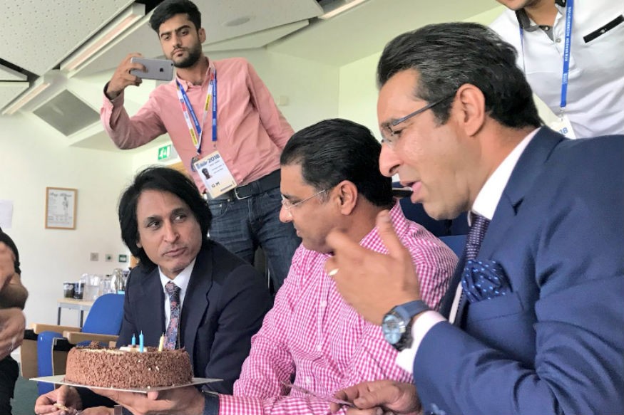 Pakistanis get angry over cake-cutting,Waqar Younis apologizes Pakistanis get angry over cake-cutting,Waqar Younis apologizes