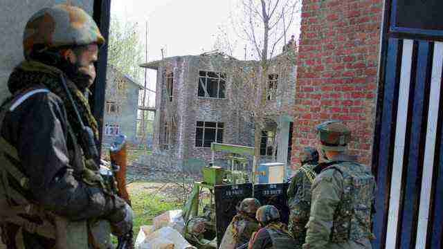 CRPF jawan killed, 2 injured in militant attack, JeM claims responsibility CRPF jawan killed, 2 injured in militant attack, JeM claims responsibility