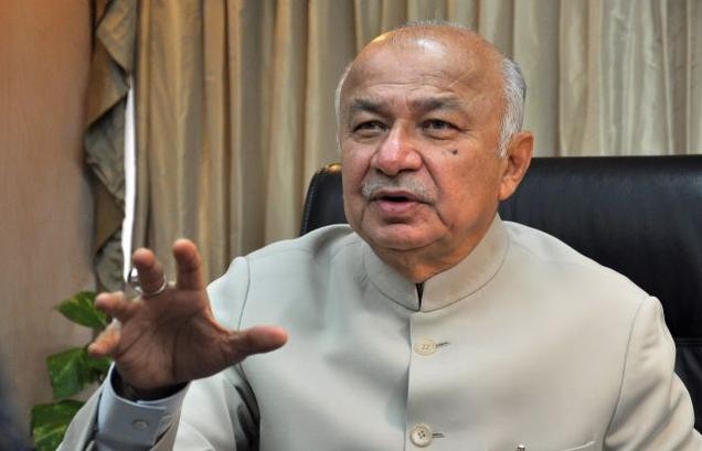 Sushil Kumar Shinde slams PM Modi for repeatedly playing 'chaiwala' card Sushil Kumar Shinde slams PM Modi for repeatedly playing 'chaiwala' card