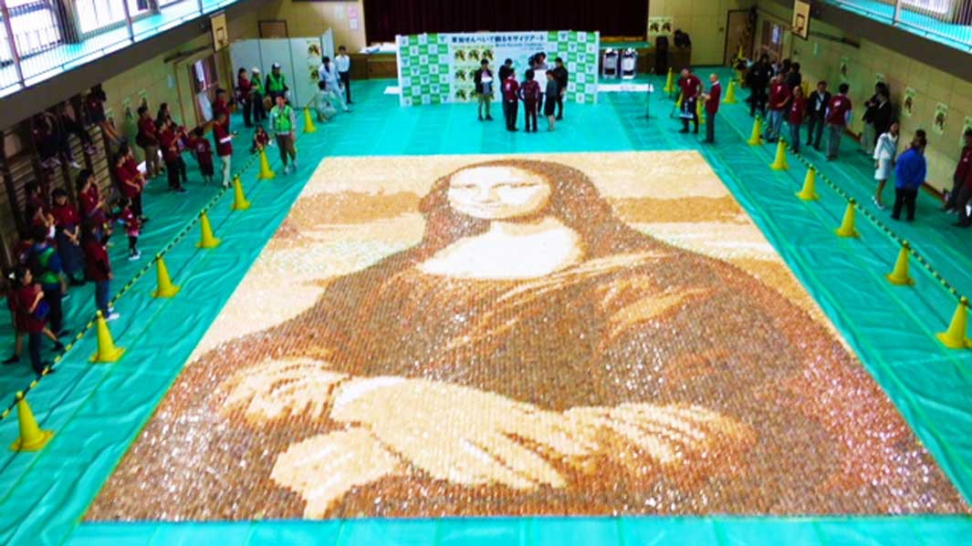 Monalisa's largest painting made in Japan from 24 thousand rice crackers Monalisa's largest painting made in Japan from 24 thousand rice crackers