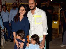 Riteish, Genelia make goofy dishwashing video to wish Ajay Devgn on b'day Riteish, Genelia make goofy dishwashing video to wish Ajay Devgn on b'day