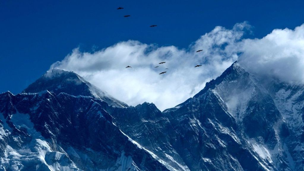 Chinese explorers start Everest climb amid pandemic Chinese explorers start Everest climb amid pandemic