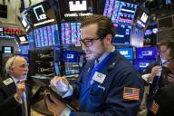US stocks trade higher amid earnings