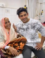 Sidharth Shukla 'blessed' to meet his aged fan Sidharth Shukla 'blessed' to meet his aged fan
