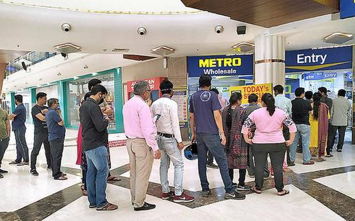 Bengaluru residents stock up on essentials ahead of lockdown Bengaluru residents stock up on essentials ahead of lockdown