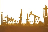 Iraq's oil income falls by 40% in March