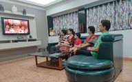 Arun Govil watches 'Ramayan' with family, photo goes viral Arun Govil watches 'Ramayan' with family, photo goes viral