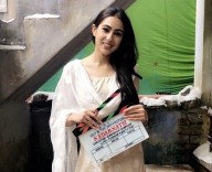Sara greets Salman with 'aadaab', Internet is loving it Sara greets Salman with 'aadaab', Internet is loving it