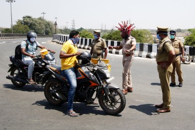 Roads go deserted as night curfew comes into force in Telangana Roads go deserted as night curfew comes into force in Telangana