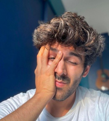 Kartik Aaryan wonders if lockdown is on in cheeky post Kartik Aaryan wonders if lockdown is on in cheeky post