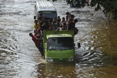 Landslides, floods kill over 100 in Indonesia Landslides, floods kill over 100 in Indonesia