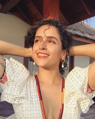 Sanya Malhotra flaunts a few throwback moves Sanya Malhotra flaunts a few throwback moves