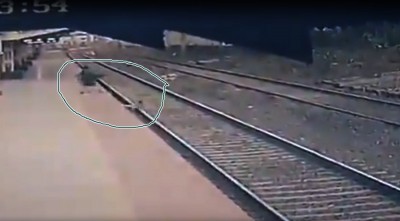 CR man 'out-races' speeding train to save kid in Thane CR man 'out-races' speeding train to save kid in Thane