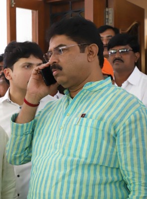 Karnataka ministers brief Guv about steps to tackle pandemic Karnataka ministers brief Guv about steps to tackle pandemic