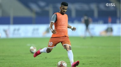 Midfielder Fernandes renews contract with FC Goa for 3 yrs Midfielder Fernandes renews contract with FC Goa for 3 yrs