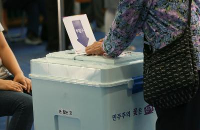 S.Korea's ruling party suffers defeat in mayoral bypolls S.Korea's ruling party suffers defeat in mayoral bypolls