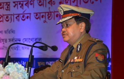 Two JMB cadres held in Assam with arms, fake Indian currency Two JMB cadres held in Assam with arms, fake Indian currency