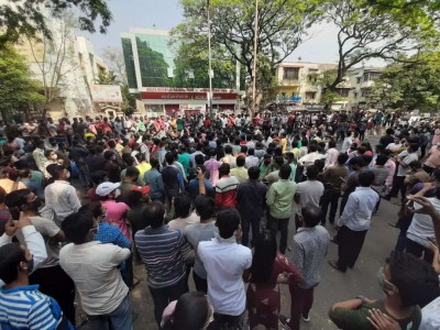 Protests continue in Maha against Covid norms, weekend lockdown Protests continue in Maha against Covid norms, weekend lockdown