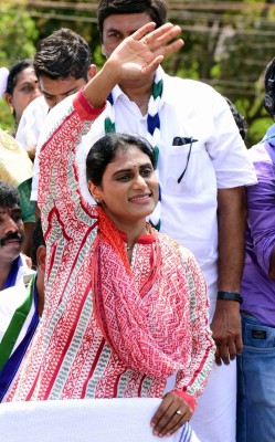 Sharmila slams Telangana CM over 'lack of development' in Medak Sharmila slams Telangana CM over 'lack of development' in Medak