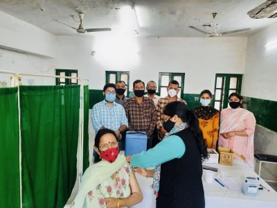 Kangana shares pics of parents getting Covid vax, says 'waiting for my turn' Kangana shares pics of parents getting Covid vax, says 'waiting for my turn'