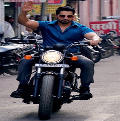 Varun Dhawan all beefed up in first look of 'Bawaal' Varun Dhawan all beefed up in first look of 'Bawaal'