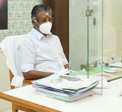 AIADMK says DMK has 'double standards' over Hindi AIADMK says DMK has 'double standards' over Hindi