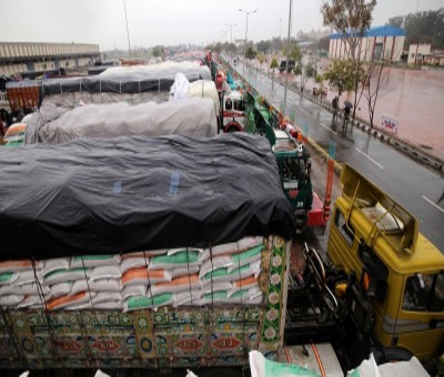 Paddy trucks from Andhra denied entry into Telangana Paddy trucks from Andhra denied entry into Telangana