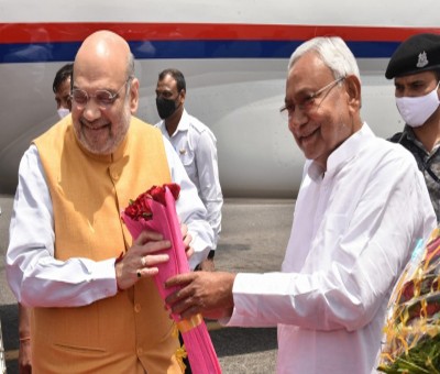 Amit Shah meets Nitish Kumar at Patna airport