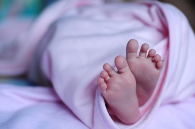 Infant slips off nurse's hands, dies in UP Infant slips off nurse's hands, dies in UP