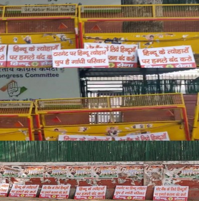 Hindu Sena activists put up posters outside Cong HQ Hindu Sena activists put up posters outside Cong HQ