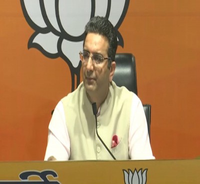 Gandhis, Cong also selling country's highest civilian honour: BJP Gandhis, Cong also selling country's highest civilian honour: BJP
