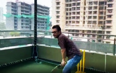 Aamir Khan plays box cricket, talks about sharing a 'kahani' on April 28 Aamir Khan plays box cricket, talks about sharing a 'kahani' on April 28